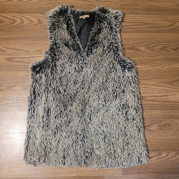 Faux Fur Vest with Pockets - Picture 5 of 8
